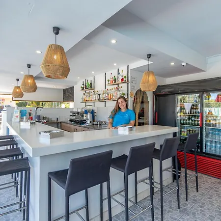 Sandy Complex - Poolside & Seaside 4*