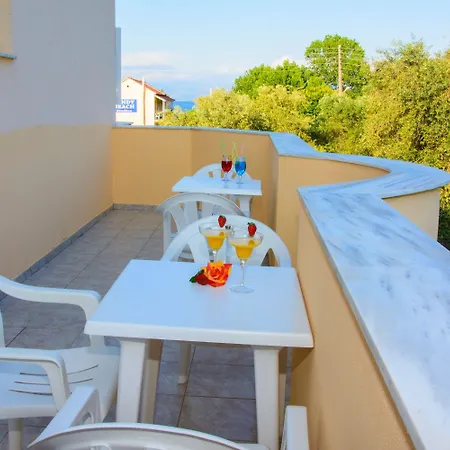 Sandy Complex - Poolside & Seaside 4*