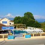 Hotel apartamentowy Sandy Complex - Poolside & Seaside